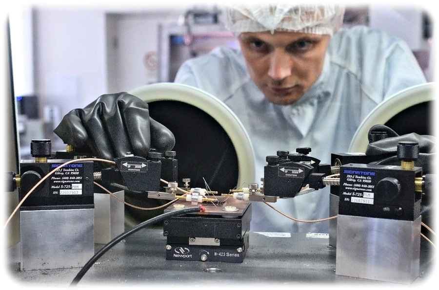 Jonas Schröder vermisst einen organischen Phototransistor in einer Handschuh-Box unter Schutzgasatmosphäre. Foto: Tobias Antrack, IAP, für die TU Dresden