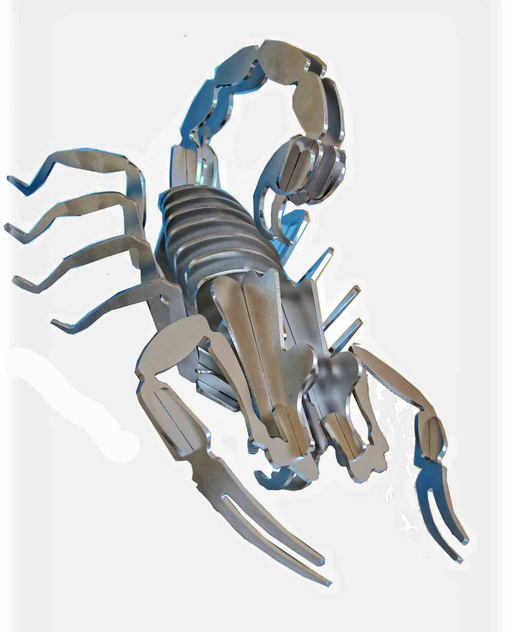 Feile und Säge waren gestern: Diesen stählernen Skorpion haben Handwerker mit einem Plasamschneider geformt. Jetzt kriecht er durch die Handwerkskammer Dresden. Foto: Heiko Weckbrodt