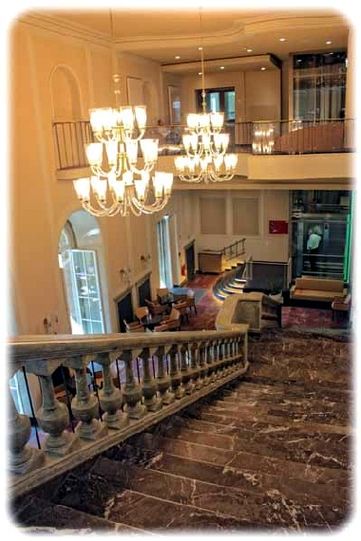 Die Kronleuchter im Foyer wurden von der selben ergebirgischen Firma konstruiert, die schon die Originalleuchter in den 1950ern beigesteuert hatte. Foto: Heiko Weckbrodt