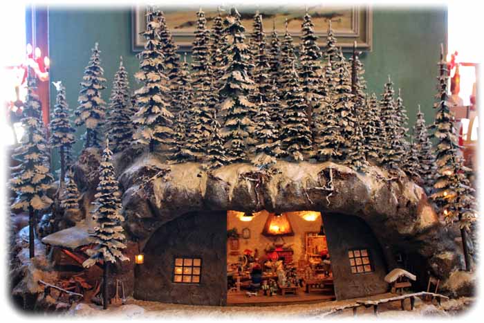 Der Zauberberg öffnet sich und lüftet das Geheimnis, wo die Zwerge den Weihnachtsstollen backen. Foto: Peter Weckbrodt