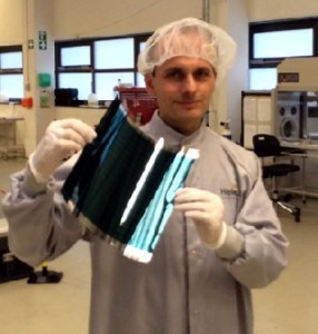 Heliatek-Technikchef Martin Pfeiffer mit einem organischen Solarmodul. Foto: Heiko Weckbrodt