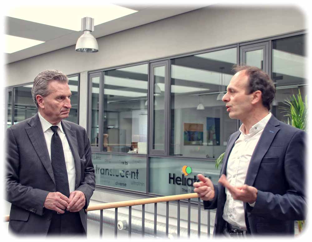 Günther H. Oettinger, EU-Kommissar für Haushalt und Personal, im gespräch mit Heliatek-Technik-Chef Martin Pfeiffer (rechts) in Dresden. Foto: Heiko Weckbrodt
