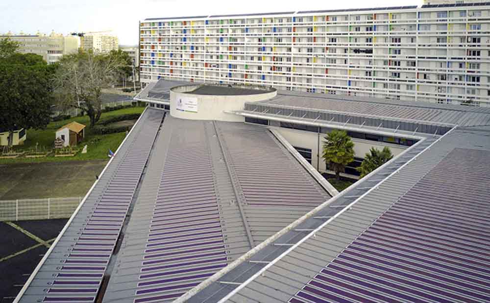 Dachinstallation mit organischen Solarfolien aus Dresden in La Rochelle. Foto: Heliatek GmbH I Olivier Benoit
