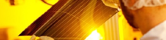 Ein Heliatek-Mitarbeiter prüft in der Dresdner Fabrik ein organisches Solarmodul. Seit zwei Wochen spuckt die Anlage funktionsfähige Muster aus, in zwei Monaten sollen verkaufsfähige Produkte bereit stehen. Abb.: Heliatek