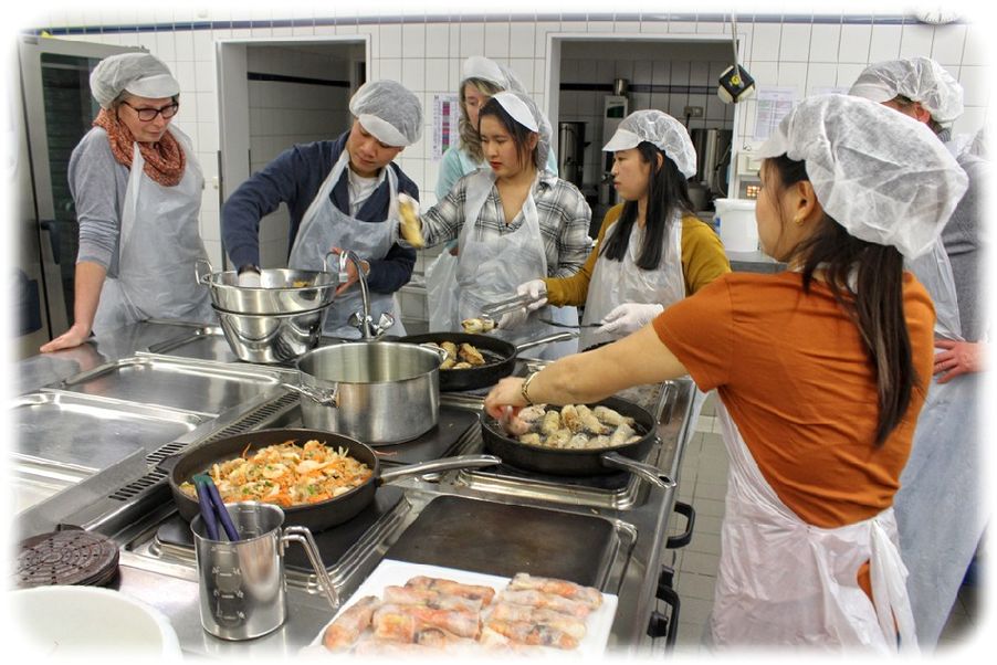 Gemeinsam kochen hilft Vorbehalte zu überwinden. In der Helios-Klinik waren die vietnamesischen Azubis auch mal Lehrer, wenn es um asiatische Kochkunst geht. Foto: DPFA