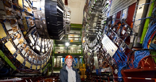 Der Physiker Peter Higgs, der das Higgs-Boson voraussagte, bei einem besuch im CERN. Foto: CERN