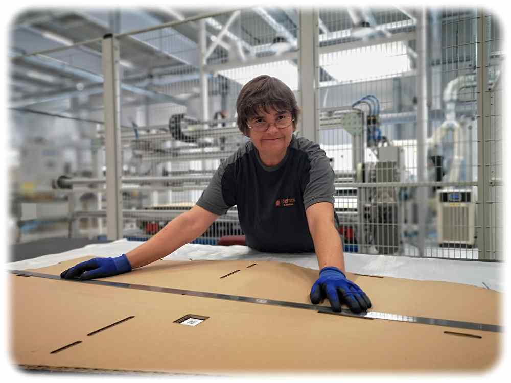 Anlagenbedienerin Katrin Weißer legt in der Produktionshalle von Hightex Klipphausen eine Schablone an, um ein textiles Halbzeug zuzuschneiden. Foto: Heiko Weckbrodt