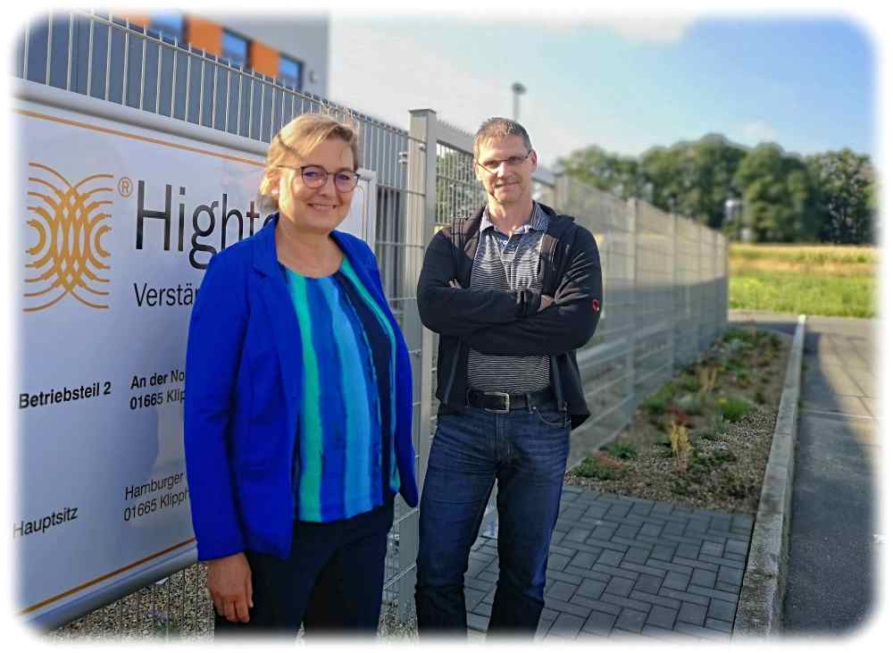 Die Ingenieure Jeanette Scherf und Dirk Feltin sind die Chefs bei Hightex Klipphausen - hier stehen sie gerade vor ihrem jüngsten Fabrikanbau. Foto: Heiko Weckbrodt