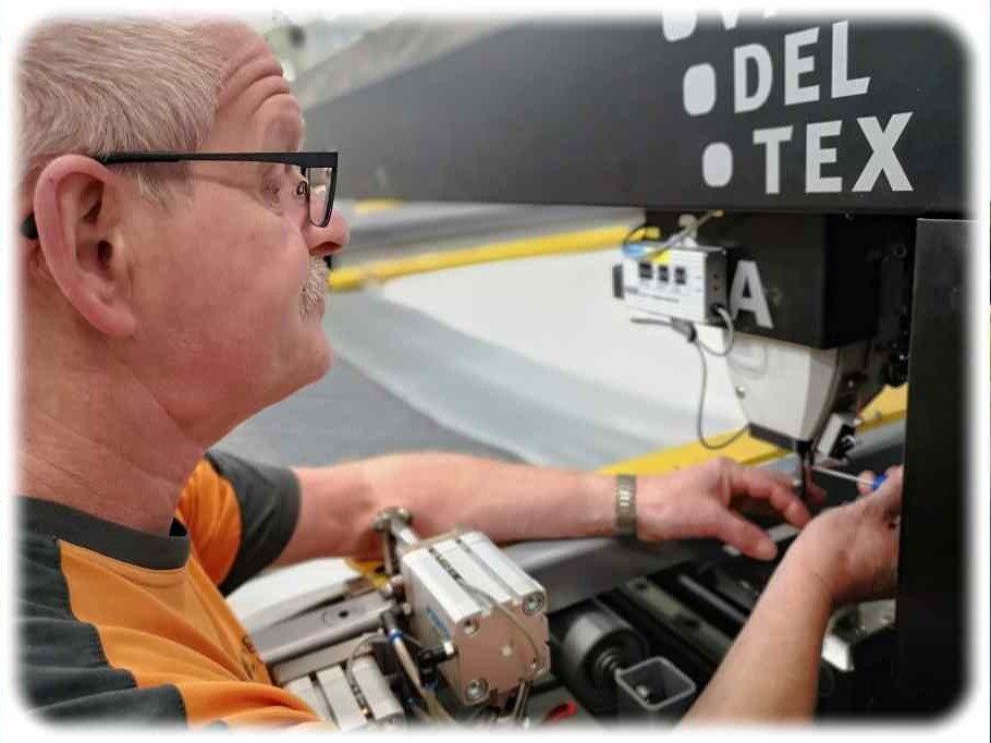 Anlagerbediener Peter Lindner richtet einen Steppautomaten in der Fabrik von Hightex Klipphausen ein.Foto: Heiko Weckbrodt
