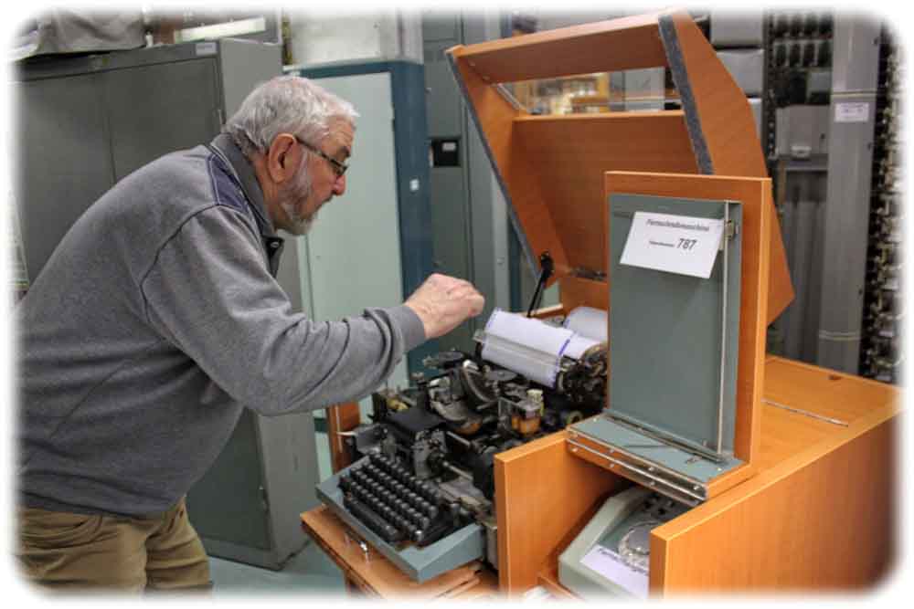 Vereinsmitglied Wolfgang Ludwig weckt einen Fernschreiber - Made in GDR- zu neuem Leben. Foto: Peter Weckbrodt