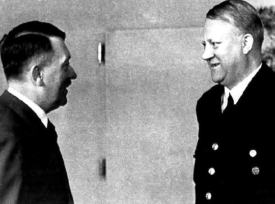 Die Ähnlichkeit war wohl kein Zufall: Adolf Hitler (l.) und dr norwegische Nazi-Führer Vidkun Quisling bei einem Treffen im April 1943. Repro: Archiv Bohn