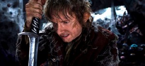 Der einst so gemütliche Hobbit Bilbo (Martin Freeman) wird zum Kämpfer. Foto: Warner