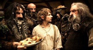Hobbit Bilbo ist nicht begeistert: Die Zwerge fressen seine Speisekammer leer und wollen ihn zur Drachenjagd mitnehmen. Foto: Warner