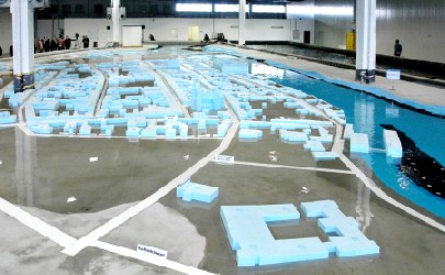 Bisher nur im kleinen Modell möglich: Für die Wasserbauer entsteht eine 50 Meter lange Flut-Simulationsrinne. Foto: Eckoldt/TUD