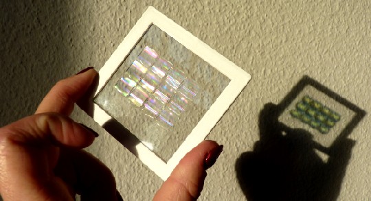 Prototyp der Holofolie, die das Sonnenlicht filtert und bündelt. Foto: Medienkontor