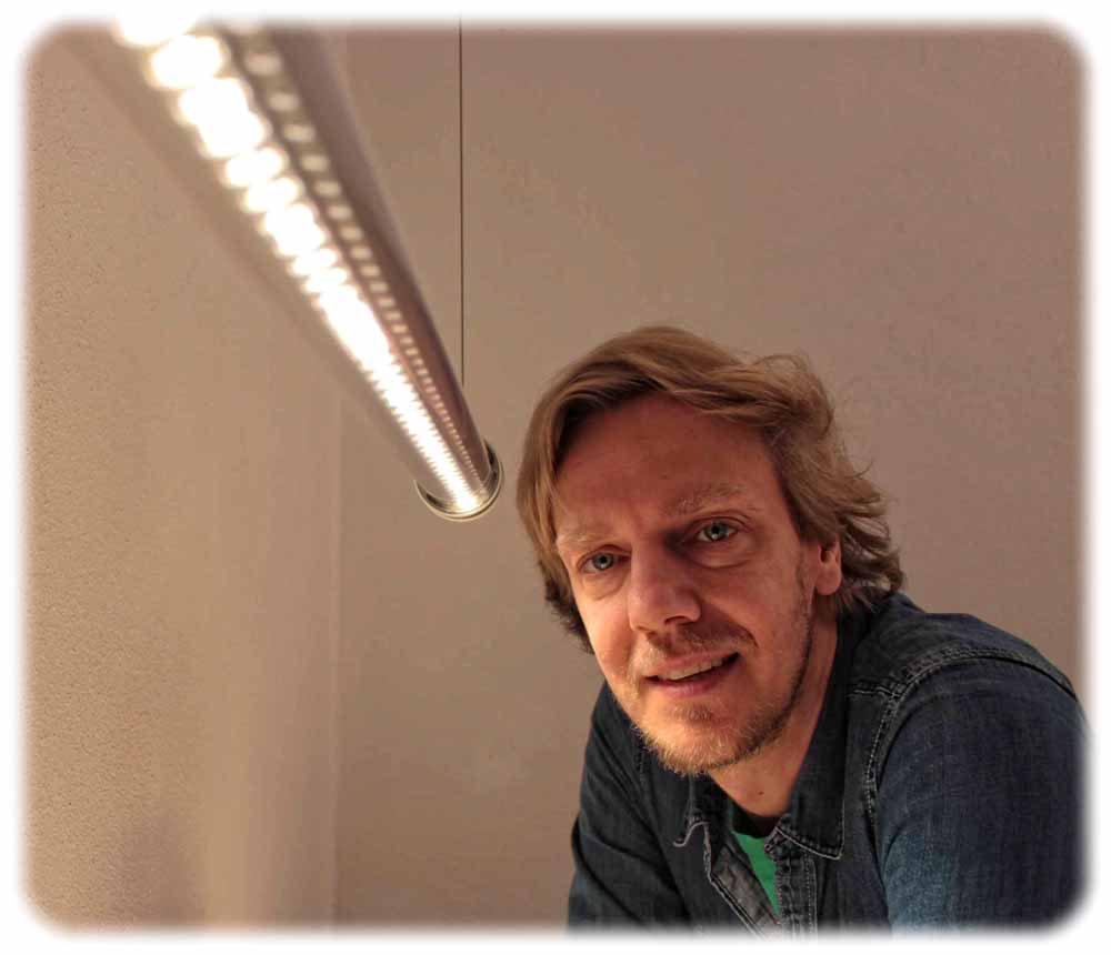 Designer, Technologie-Guru und Mitgründer von Holy Trinity: Matthias Pinkert neben einer seiner LED-Leuchten. Foto. Heiko Weckbrodt
