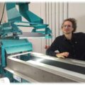 Holypoly-Chef Fridolin Pflüger an einer Plastemüll-Sortiermaschine im neuen Technikum. Foto: Heiko Weckbrodt