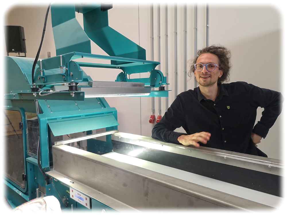 Holypoly-Chef Fridolin Pflüger an einer Plastemüll-Sortiermaschine im neuen Technikum. Foto: Heiko Weckbrodt