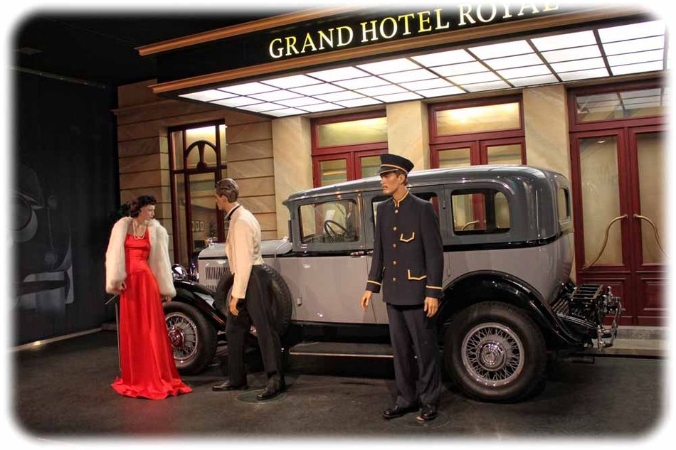 Nachgestellte Szene einstiger Prachtinszenierung: Abendstimmung am Hotel Royal. Foto: Peter Weckbrodt