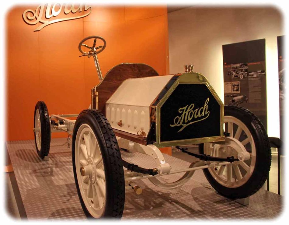 Der Nachbau des allerersten Autos von August Horch, der Horch Tonneau von 1904, begrüßt seit wenigen Tagen die Besucher im Museum. Foto: Peter Weckbrodt