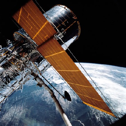 Die Archivaufnahme von 1990 zeigt, wie die Raumfähre "Discovery" das Hubble-Teleskop aussetzte. Foto: NASA