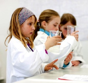Im Gläsernen Labor des hygiene-Museums Dresden können Kinder experimentieren. Foto. Oliver Killig