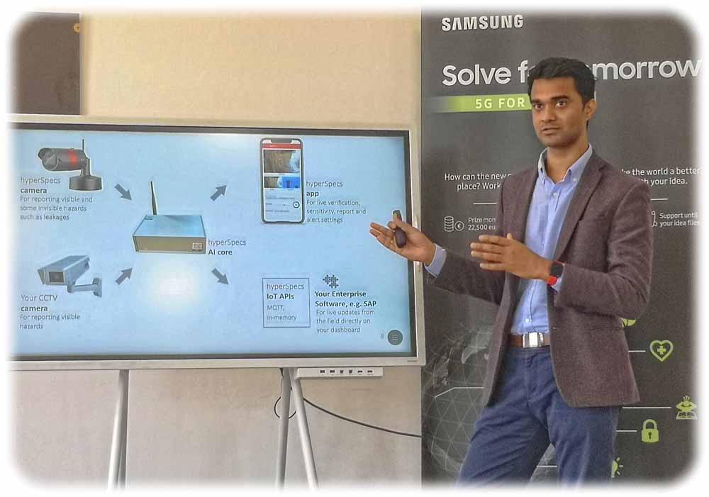 "Hyperspecs"-Gründer Diwaker Jha erklärt im 3D-Lab Germany in Dresden, wie er sich seine 5G-gestützten Überwachungsnetzwerke für Fabriken vorstellt. Samsung hat das Projekt in sein Inkubatorprogramm aufgenommen. Foto: Heiko Weckbrodt