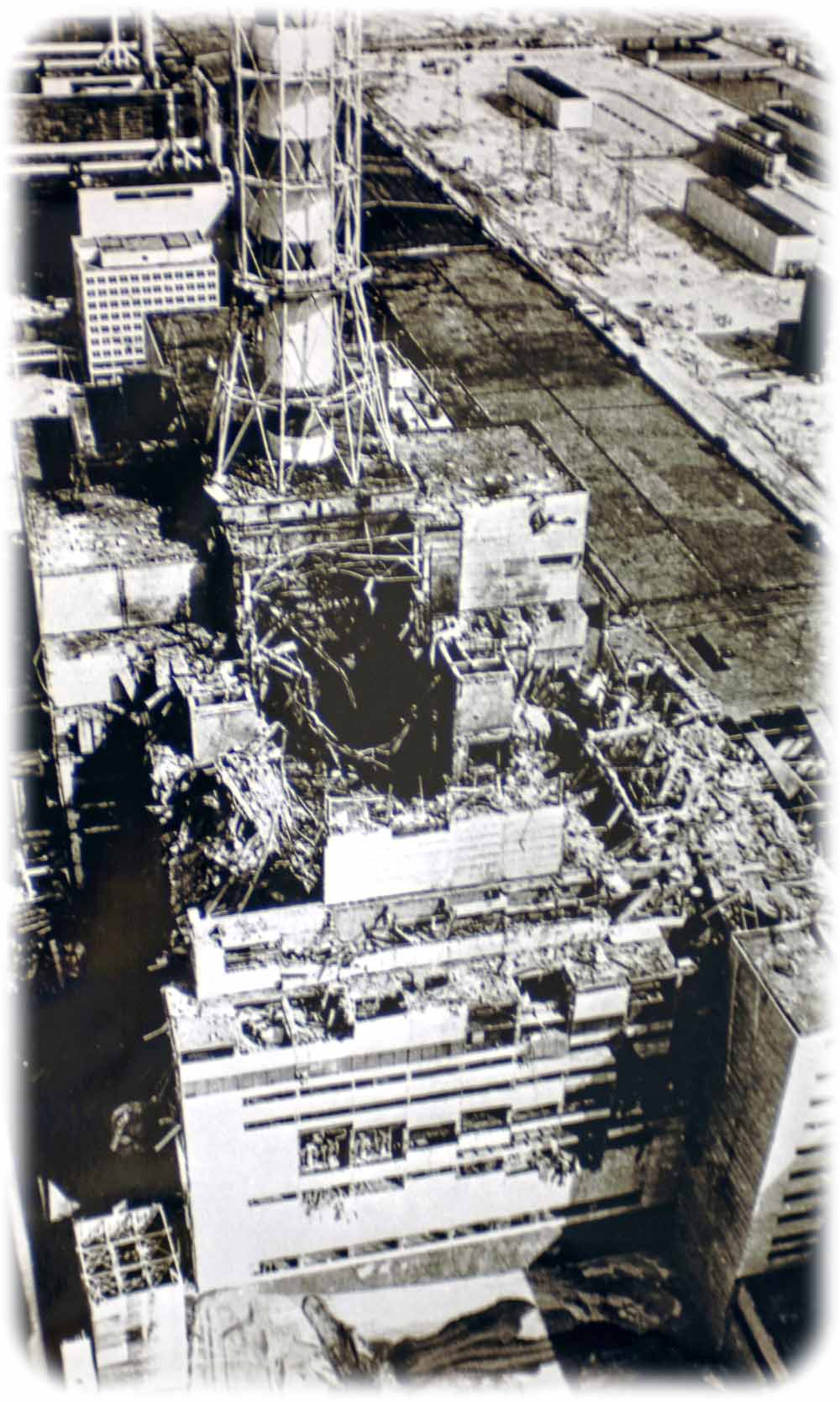 Helikopter-Aufnahme vom zerstörten Kernkraftwerk Tschernobyl, aufgenommen einen Tag nach der Katastrophe. Foto: USFCRFC via Wikimedia; CC2-Lizenz; creativecommons.org/licenses/by-sa/2.0/deed.de