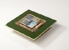 Die Visualisierung zeigt, wie sich IBM künftige 3D-Chipstapel vorstellt, die mit Mikrowasserkanälen gekühlt werden und in Zuckerwürfelgröße die Leistung eines heutigen Supercomputers vereinen sollen. Abb.: IBM