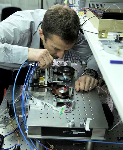 IBM-Forscher Mark Lantz beim Magnetband-Test. Foto: IBM