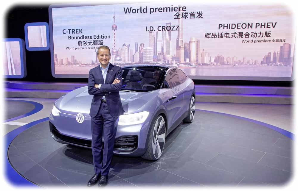 Volkswagen-Markenchef Herbert Diess vor vor einem Studien-Modell des I.D. CROZZ. Foto: Volkswagen