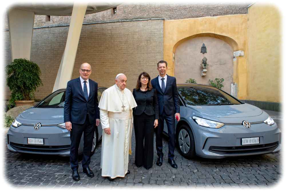 Stromer aus Sachsen für den Papst: Die VW-Manager und -Managerinnen Marcus Osegowitsch (l.), Imelda Labbé und Christian Dahlheim (r.) übergeben zwei ID3-Elektroautos an Papst Franziskus (2.v.l.). Foto: Volkswagen