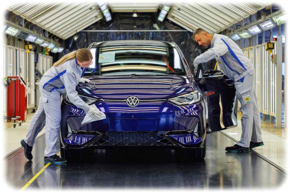 Finaler Check des "ID3 GTX Fire+Ice" im Lichttunnel. Der lila Sonderstromer wird in Dresden und Zwickau gebaut. Foto: Volkswagen