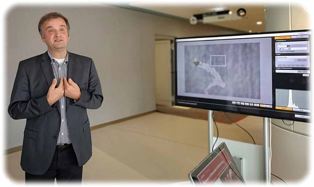 Prof. Oliver Schmidt zeigt Mikroroboter, die er mit dem weltweit kleinsten Düsenantrieb ausgerüstet hat, Mediziner wollen sie beim Kampf gegen Krebs einsetzen Foto: Heiko Weckbrodt