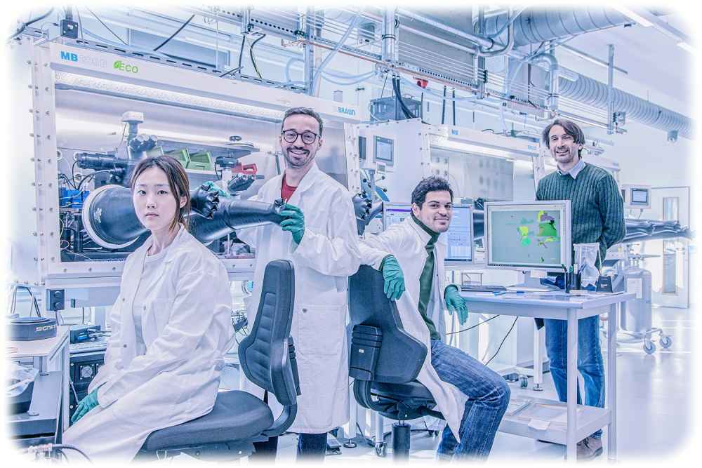 Das Forschungsteam des "Superpuddles Lab" im IFW Dresden (von links nach rechts): Yejin Lee, Mickey Martini an der Glovebox, Tommaso Confalone und Dr. Nicola Poccia. Foto: R. Uhlemann für das IFW Dresden