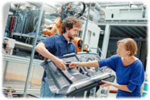 ILK-Miarbeiter mustern eine Hutablage aus Recycling-Verbundstoffen: Trägt das Bauteil später einen schweren Subwoofer? Hält es den Kräften stand, die an Sicherheitsgurten zerren? Foto: Andreas Scheunert für das ILK der TU Dresden