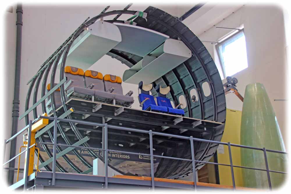 In diesem Flugzeug-Rumpfsegment testen die ILK-Ingenieure beispielsweise leichte Bauweisen für Handgepäck-Fächer. Foto: Heiko Weckbrodt