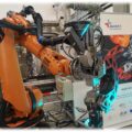 Die TU-Ausgründung Anybrid hat Roboter im Leichtbau-Validierungszentrum Leiv in Dresden mit ihren mobilen Spritzgießmaschinen ausgestattet. Die C-förmigen roten Spritzgießer sind besonders leicht konstruiert. Foto: Heiko Weckbrodt
