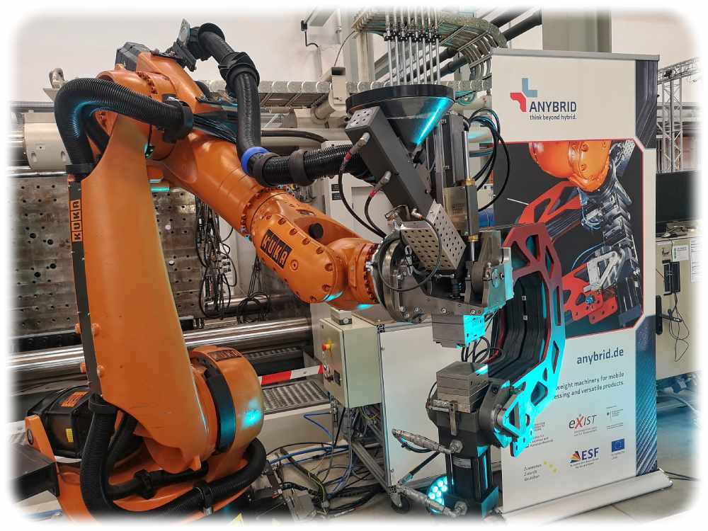 Die TU-Ausgründung Anybrid hat Roboter im Leichtbau-Validierungszentrum Leiv in Dresden mit ihren mobilen Spritzgießmaschinen ausgestattet. Die C-förmigen roten Spritzgießer sind besonders leicht konstruiert. Foto: Heiko Weckbrodt