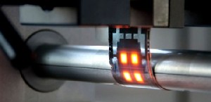 OLEDs von der Druckrolle: Flexible organische Leuchtdioden (OLED) mit transparenten Elektroden. Foto: Fraunhofer-Comedd