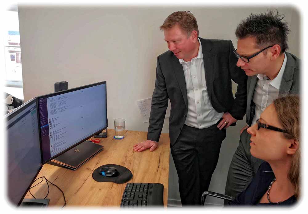 Coraixx-Chef Eyk Pfeiffer (l.) und Finanzchef Sven Ulbrich besprechen mit Beraterin Anja Hirschmüller ein Projekt. Foto: Heiko Weckbrodt