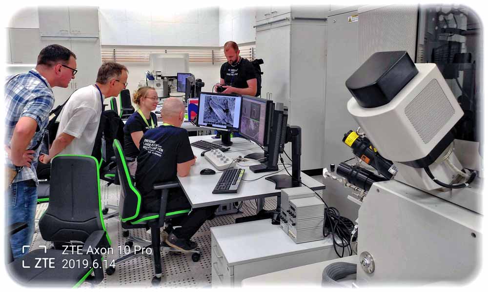 Blick in einen immer kühlen Elektronenmikroskop-Raum des unterirdischen "Dresden Center for Nanoanalysis" (DCN). Foto: Heiko Weckbrodt