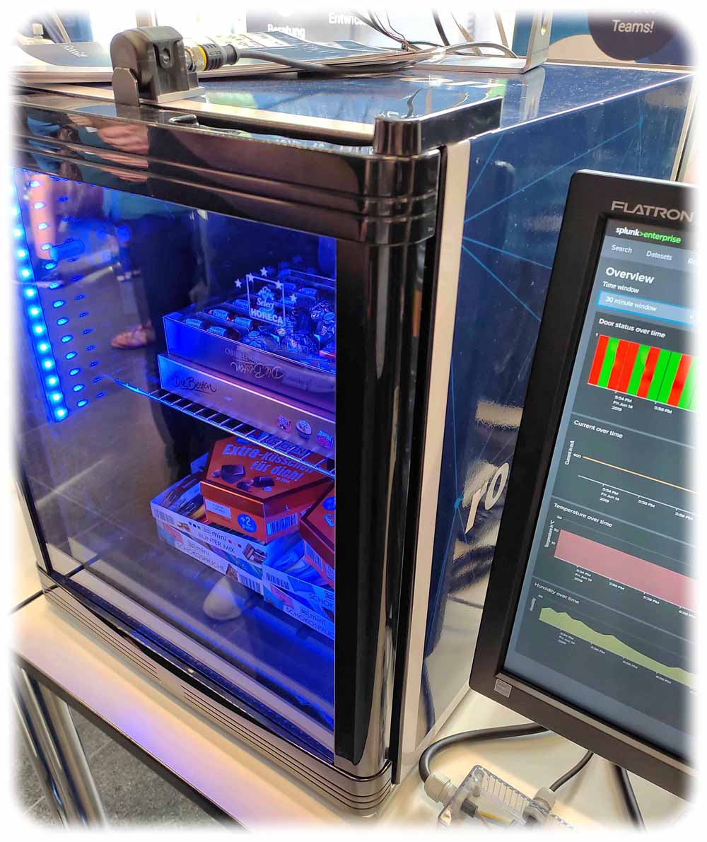Mit "Robogate"-Nachrüstsätzen macht Robotron Dresden Kühlschränke wie Industriemaschinen fit fürs Internet der Dinge (IoT) und die Industrie 4.0. Dieser Kühlschrank zum Beispiel weiß immer, wenn jemand etwas mopst. Foto: Heiko Weckbrodt