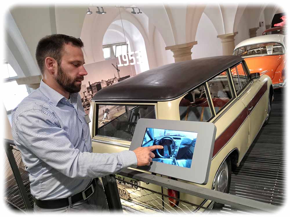 Benjamin Otto ist füpr die Ausstellungen im Verkehrsmuseum Dresden zuständig. Hier zeigt er gerade an einer Medienstation im Oldtimer-Bereich, wie sich Besucher virtuell in Erich Honeckers Citroen CX setzen können. Foto: Heiko Weckbrodt