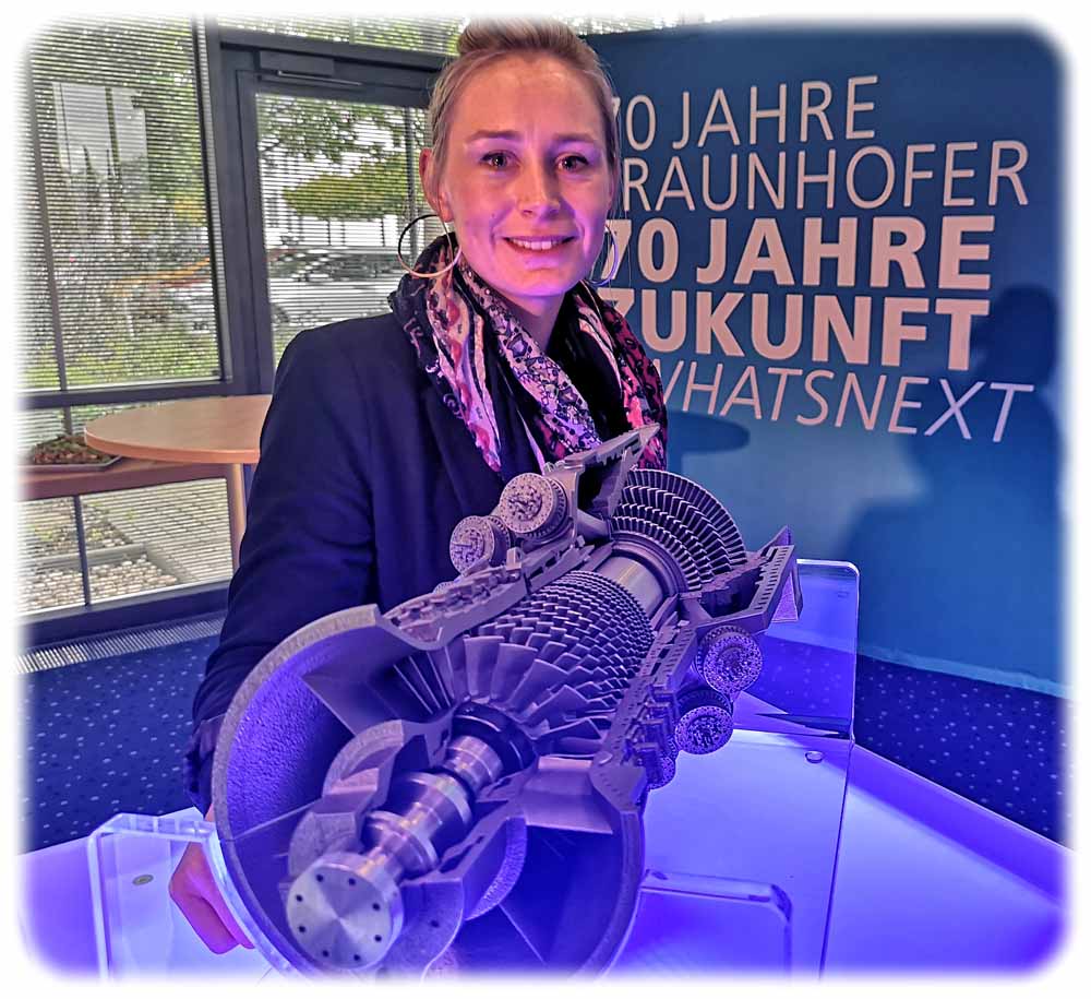 Ingenieurin Marie Jurisch zeigt eine Gas-Turbine für die Stromerzeugung, hergestellt mit industriellen 3D-Druckern, Im Fraunhofer-Institutszentrum an der Winterbergstraße in Dresden. Foto: Heiko Weckbrodt