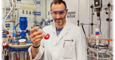 Omrane Fadhel leitet das Chemie-Entwicklungsteam bei Novaled. Er zeigt im Labor eine Probe. Foto: Heiko Weckbrodt