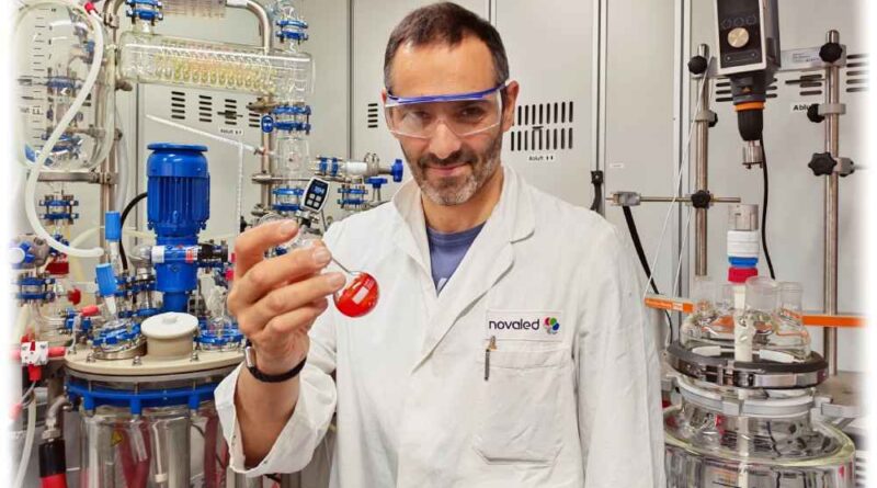 Omrane Fadhel leitet das Chemie-Entwicklungsteam bei Novaled. Er zeigt im Labor eine Probe. Foto: Heiko Weckbrodt