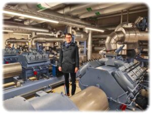 Sachsenenergie-Vorstand Axel Cunow inmitten seiner drei neuen Großwärmepumpen. Foto: Heiko Weckbrodt