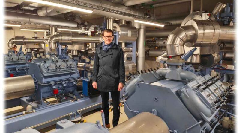 Sachsenenergie-Vorstand Axel Cunow inmitten seiner drei neuen Großwärmepumpen. Foto: Heiko Weckbrodt