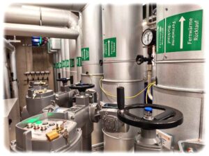 Fernwärmerohre im Großwärmepumpen-Komplex auf dem Dresdner Uni-Campus. Foto: Heiko Weckbrodt